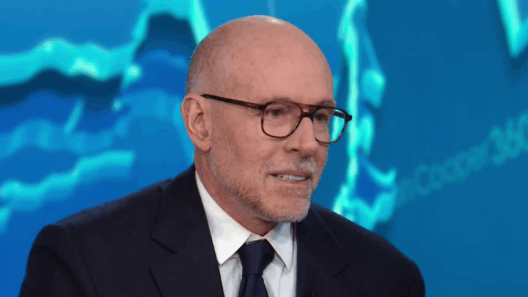 Autor que aborda la crisis de soledad masculina afirma que 