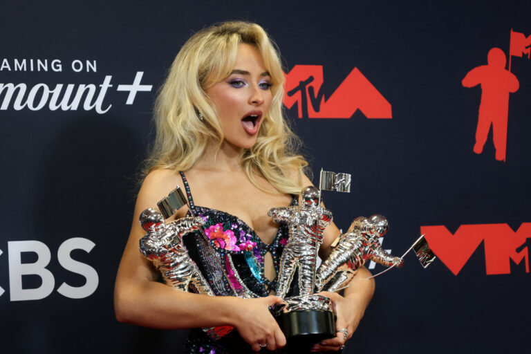“Es malvado y repugnante”: Sabrina Carpenter arremete contra la Casa Blanca por usar su música en video de deportaciones