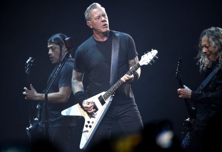 Metallica se querella contra artesana de Puerto Varas por usar su marca en miniaturas incautadas por Aduanas