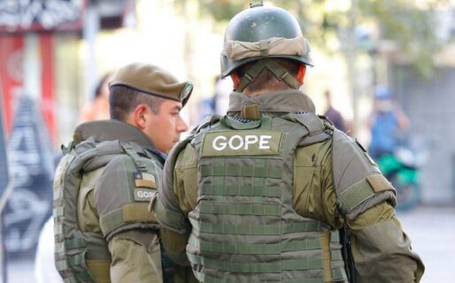 Dos sujetos armados se parapetan en Santiago tras presunto asalto: GOPE despliega operativo