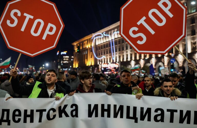 Renuncia el Gobierno de Bulgaria tras multitudinarias protestas: “Escuchamos la voz de la sociedad”