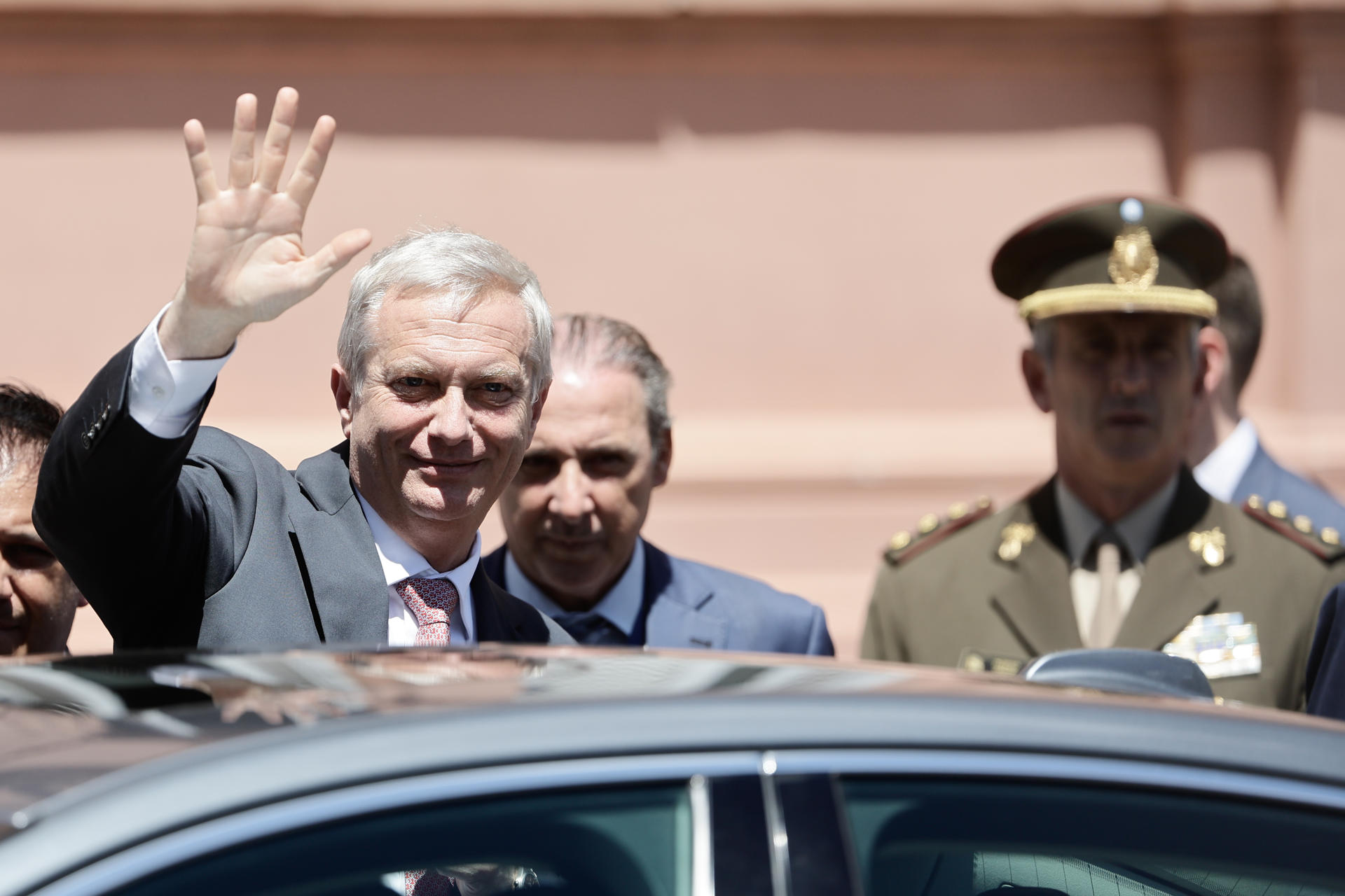 El presidente electo de Chile, José Antonio Kast, saluda a su salida de la Casa Rosada este martes, en Buenos Aires (Argentina). EFE/ Juan Ignacio Roncoroni