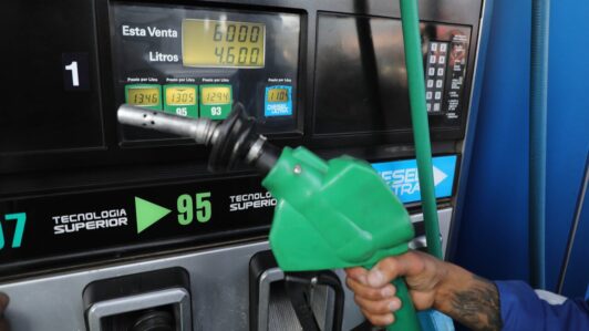 Gobierno descarta caída en el precio de los combustibles pese a baja global: 