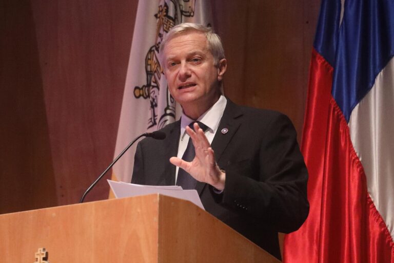 Discusión por 40 horas: Kast descarta cambios y dice que 