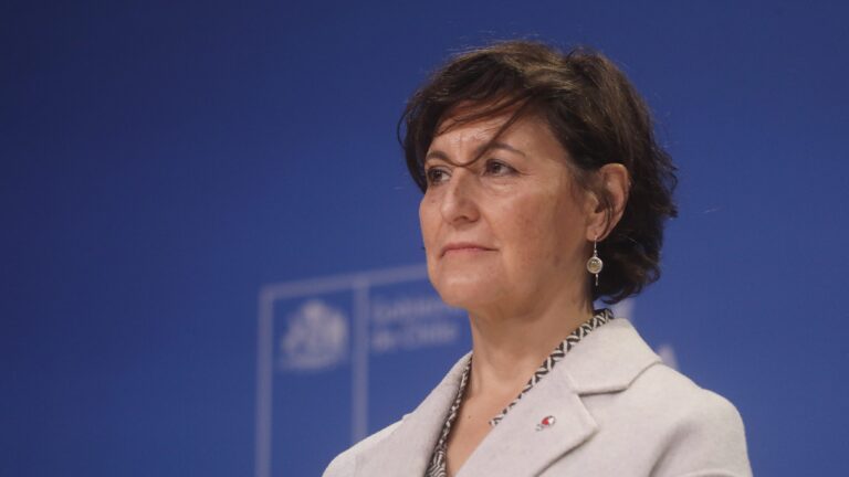 Diputados cuestionan cirugía exprés a madre de la ministra Aguilera: Minsal dice que se debió a una urgencia