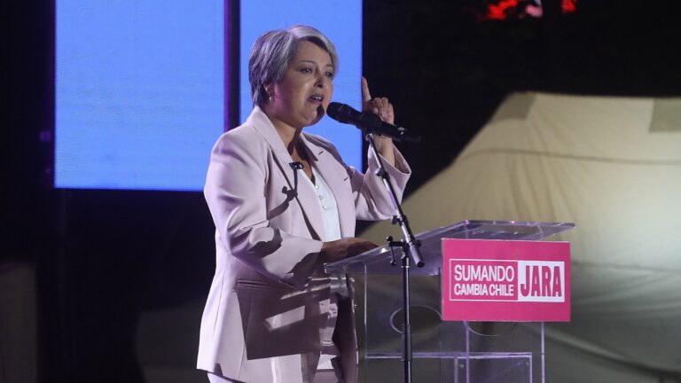 El cierre de campaña de Jara en Puente Alto y el flanco que abrió con sus dichos sobre María Corina Machado