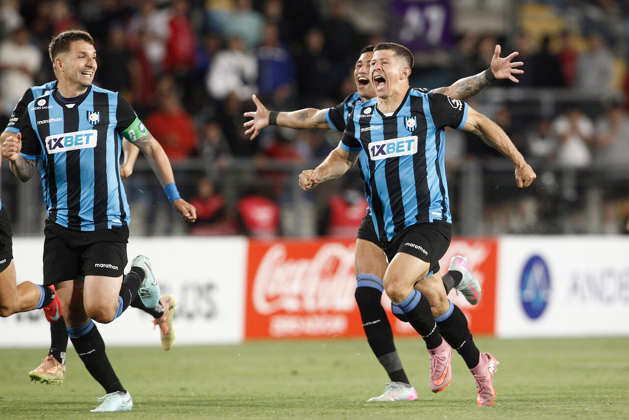 Los jugadores de Huachipato festejan la obtención de Copa Chile durante el partido, válido por la final de Copa Chile 2025, entre Huachipato y Deportes Limache/Agencia Uno