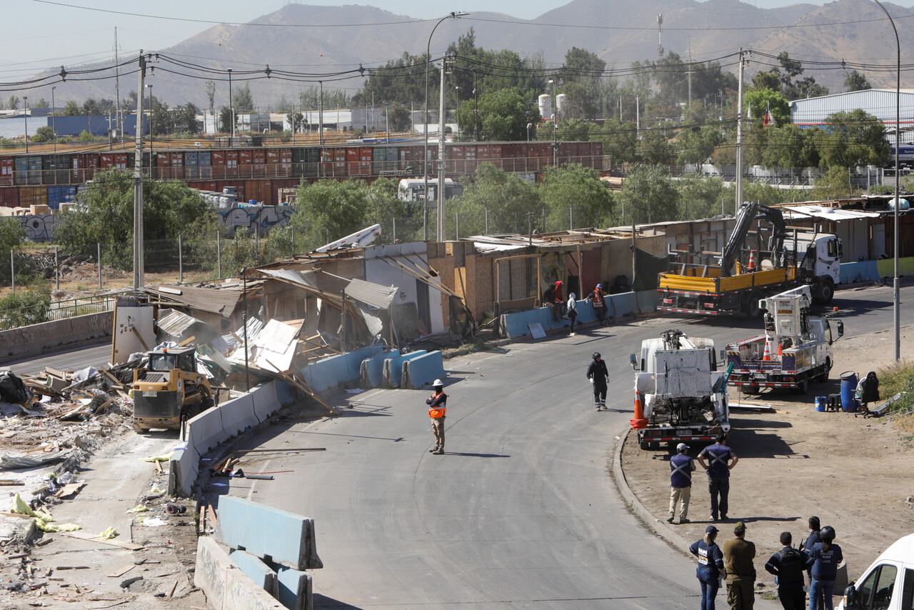 Maipú: Desalojan 110 familias en el Campamento "El Trébol"/Agencia Uno