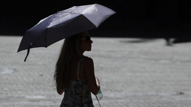 Alerta por altas temperaturas: Experta recomienda tomar líquido cada hora y no esperar a sentir sed