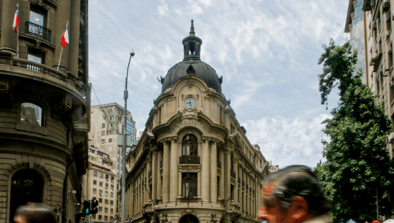 Bolsa chilena retrocede 0,8% tras nueve récords consecutivos en la antesala del fin de semana largo