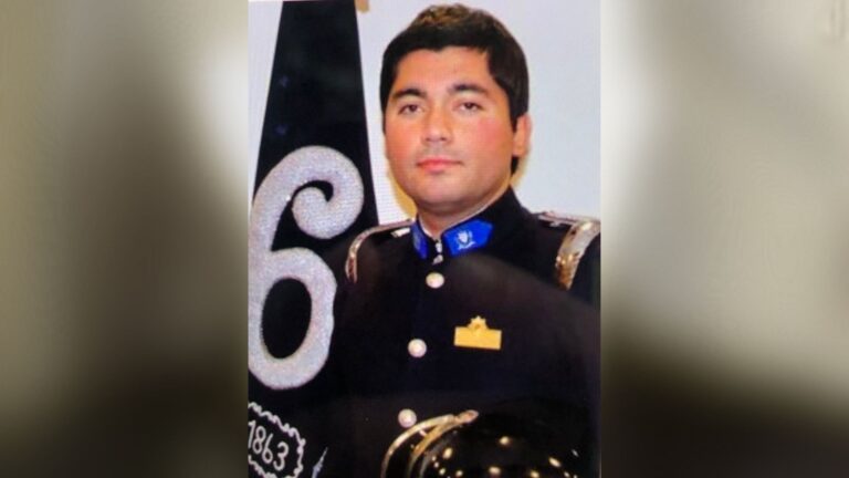 Muere bombero en derrumbe mientras combatía un incendio en Santiago