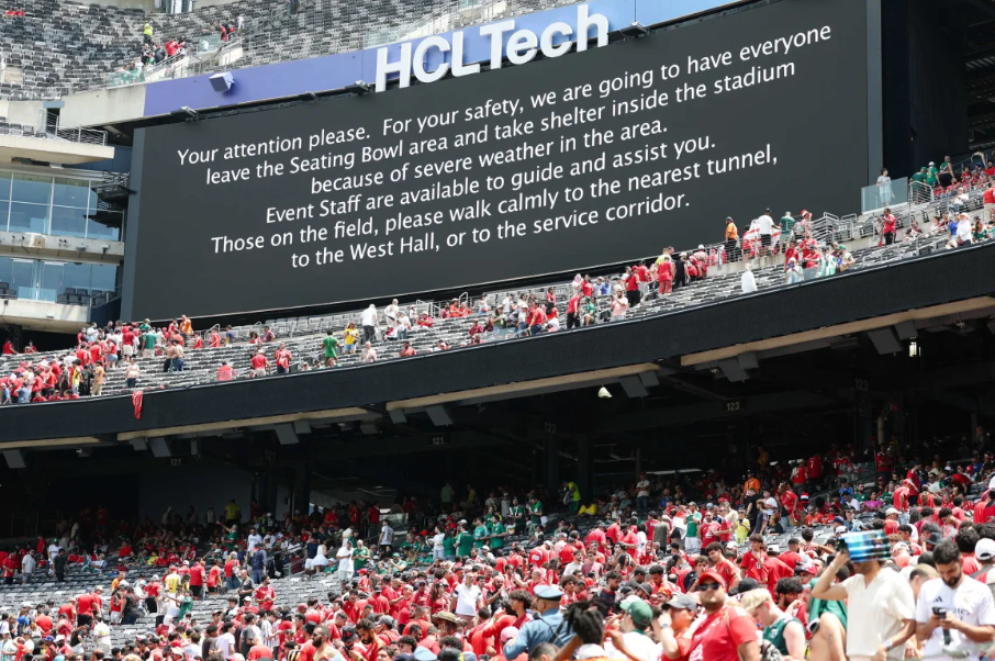 La pantalla del estadio MetLife anunciando medidas por el clima extremo durante el partido entre Palmeiras y Al Ahly durante el Mundial de Clubes de 2025. Al Bello/Getty Images