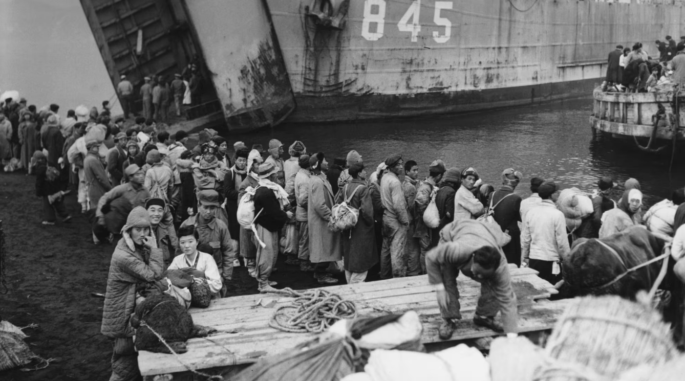 Civiles de Hungnam, en Corea del Norte, abordan el USS Jefferson County mientras huyen durante la Guerra de Corea, el 19 de diciembre de 1950. La evacuación de Hungnam recibió el nombre en código de "Cargo de Navidad". FPG/Fotos de archivo/Getty Images