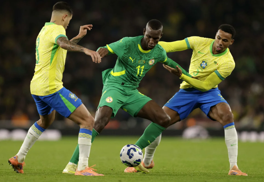 Nicolas Jackson disputa un balón con Senegal en un amistoso frente a Brasil Ian Kington/AFP Via Getty Images