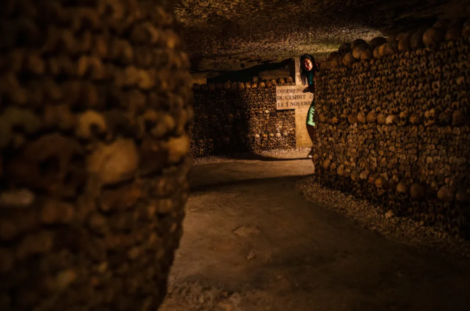 Cráneos adornan las paredes de las Catacumbas de París. Dimitar Dilkoff/AFP/Getty Images