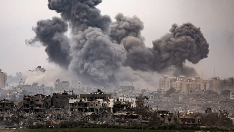 Israel viola el alto al fuego y bombardea Gaza para eliminar a 