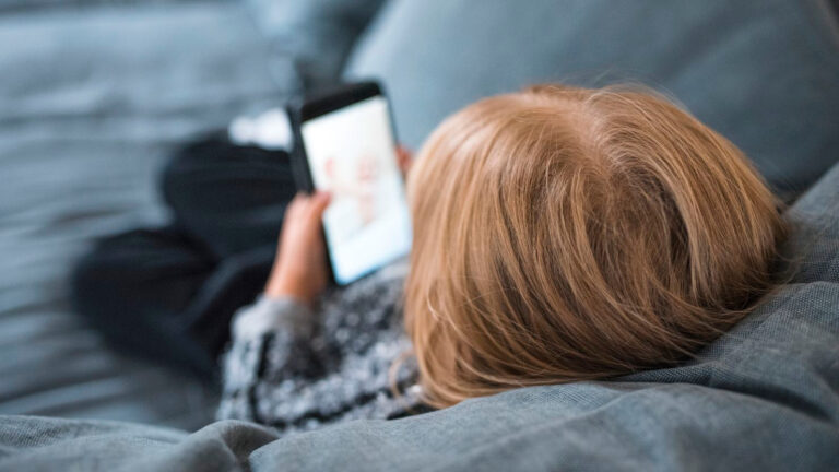 Los videos de formato corto están reconfigurando la infancia, con efectos profundos en el sueño y la atención, afirman expertos