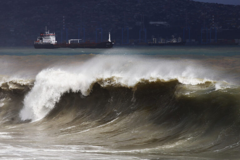 Emiten aviso de marejadas desde Arica hasta el Golfo de Arauco: Revisa fechas y zonas afectadas