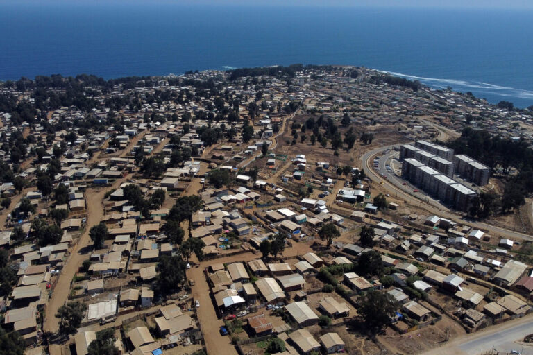 Gobierno ingresa plan para megatoma de San Antonio: Desalojo gradual afectará a cerca de 5 mil personas