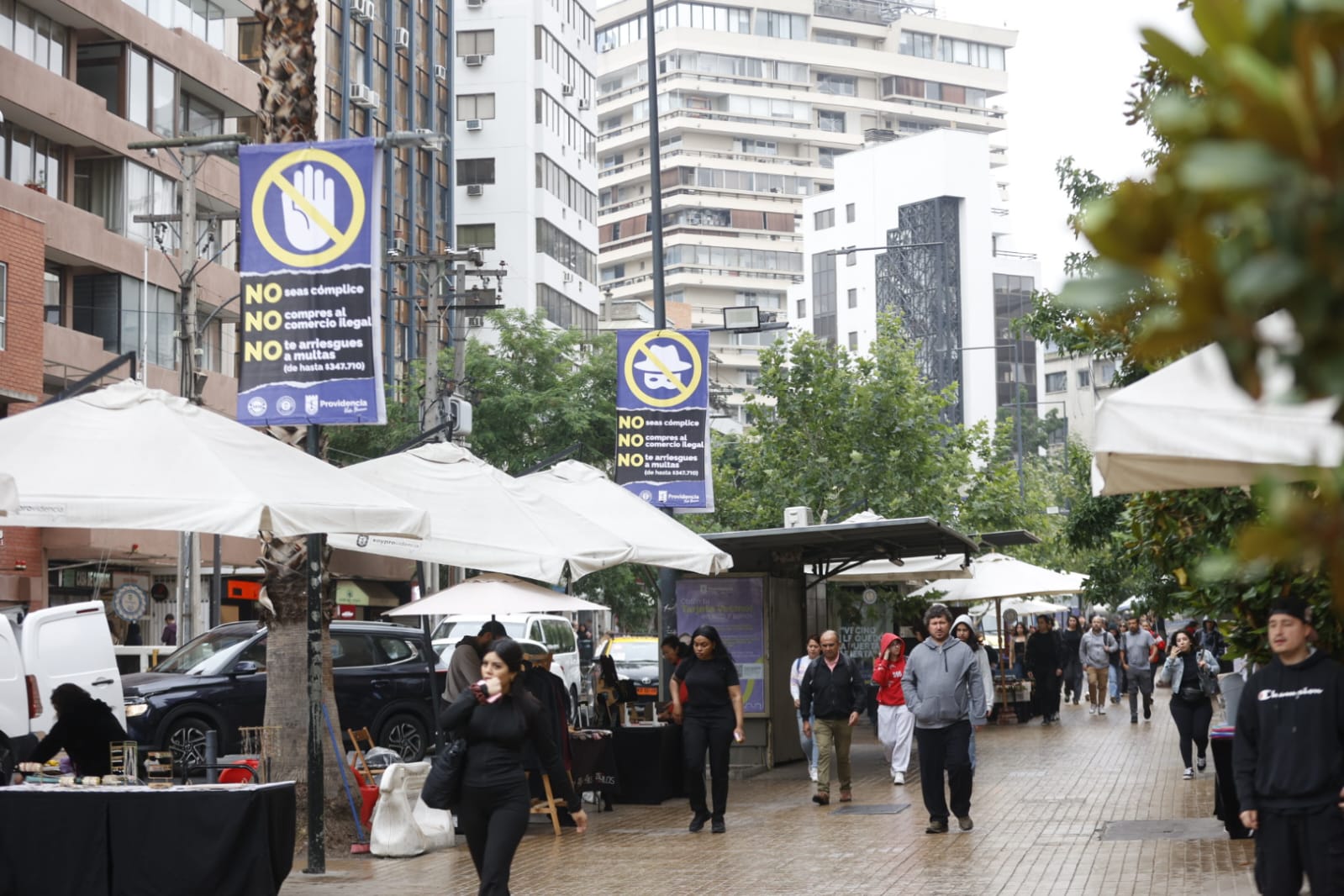 Providencia lanza campaña para hacer frente al comercio ilegal: Multará con casi $350 mil a quienes compren a ambulantes/Municipalidad de Providencia