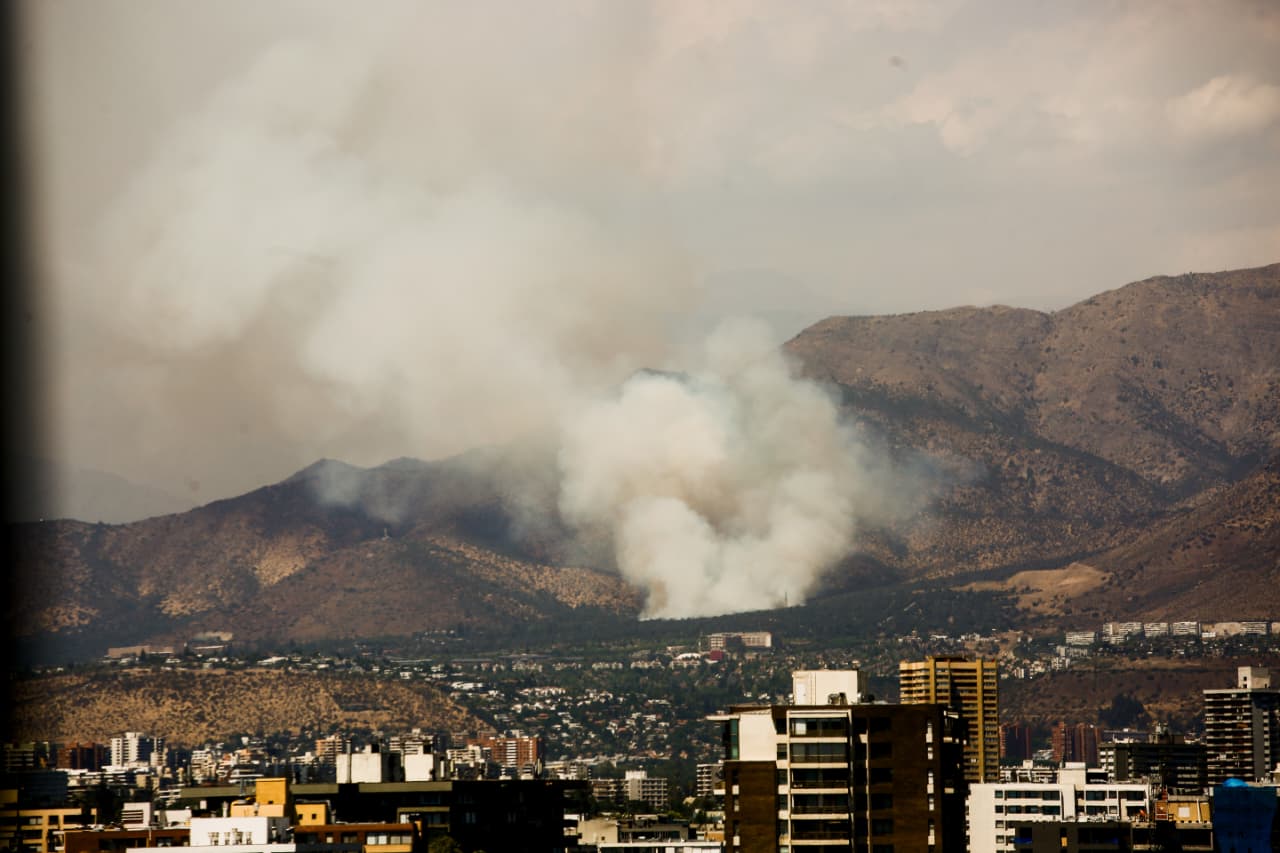 29 de diciembre de 2025/PROVIDENCIA Vista nocturna desde la comuna de Providencia al incendio forestal que afecta al sector precordillerano de San Carlos de Apoquindo. FOTO: HANS SCOTT/AGENCIAUNO
