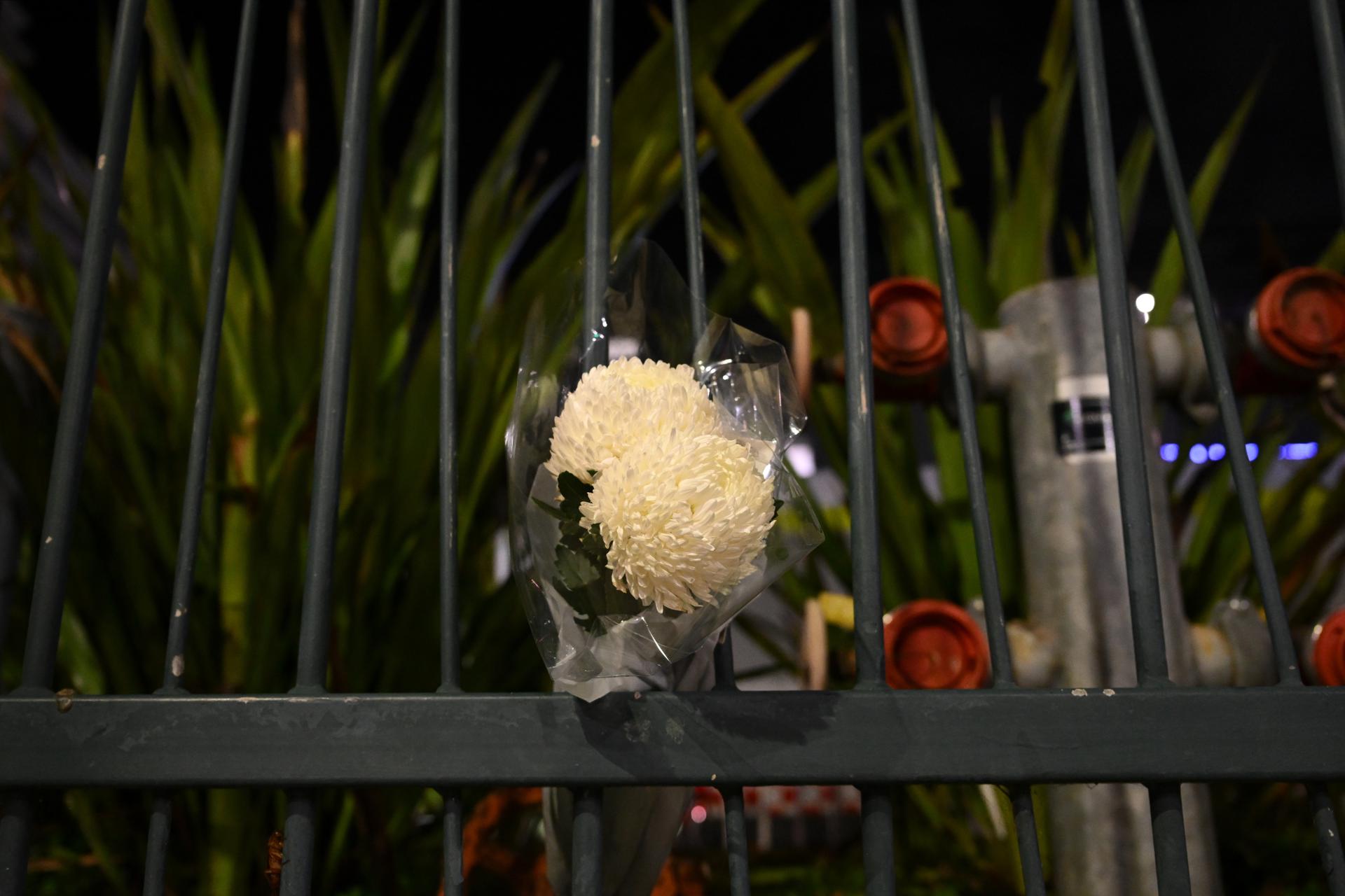  Un ramo de flores se coloca frente al Hospital St. Vincent, donde fueron trasladadas varias víctimas tras un tiroteo en Bondi Beach, en Sídney, Nueva Gales del Sur (NSW), Australia, el 14 de diciembre de 2025. La Policía de NSW confirmó al menos diez muertes, incluido un presunto tirador, tras el incidente en Bondi Beach. Once personas más resultaron heridas, incluidos dos policías. Las autoridades informaron que el segundo presunto tirador permanece en estado crítico y bajo custodia. EFE/EPA/DEAN LEWINS 