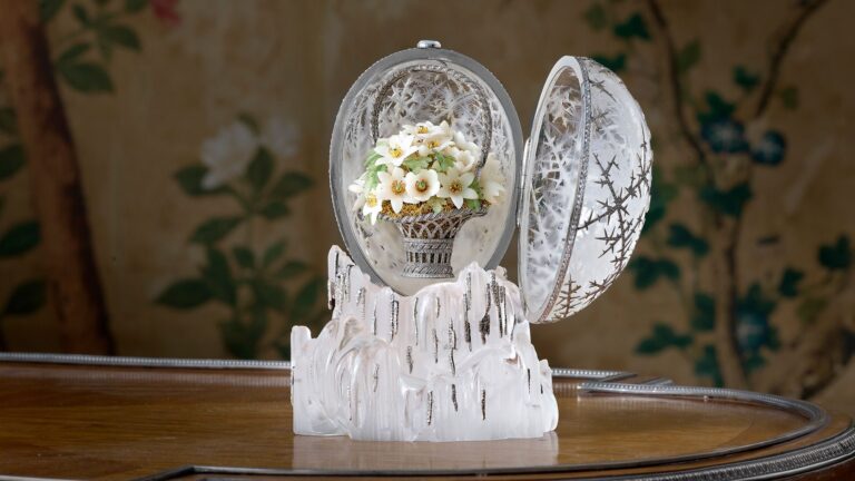 Uno de los últimos huevos Fabergé superó su propio récord tras ser subastado por 30,2 millones de dólares