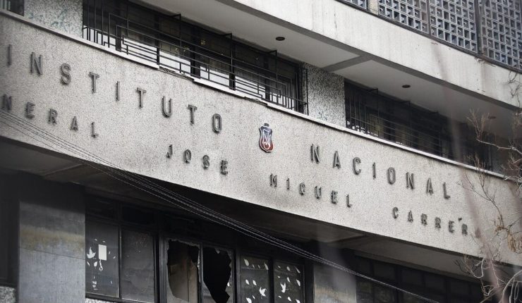 Gobierno alerta presencia de redes adultas detrás de ataques en liceo emblemáticos: Se perfilan como “sujetos antisistema”