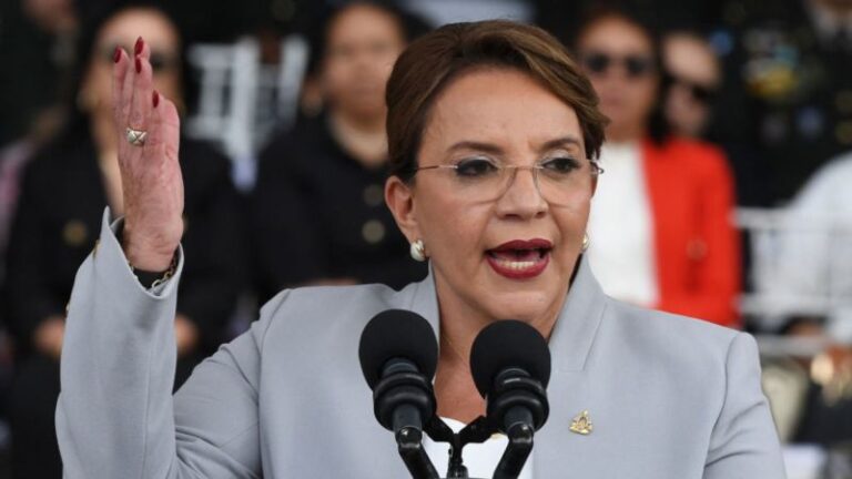 Presidenta de Honduras denuncia que Juan Orlando Hernández planifica “un golpe” contra su Gobierno; el exmandatario responde que es falso