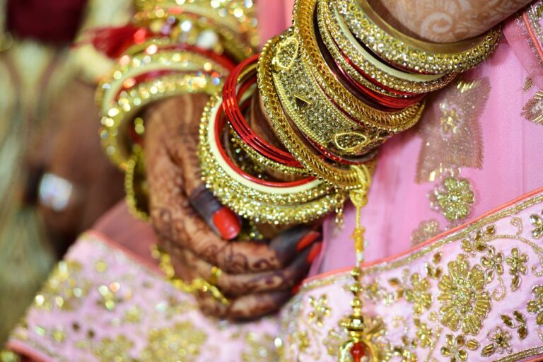 Mujer se casa con el cadáver de su novio en India: Hombre fue asesinado por la propia familia de ella debido a su casta