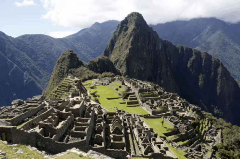 Choque de trenes que transportaban turistas a Machu Picchu deja un muerto y decenas de heridos