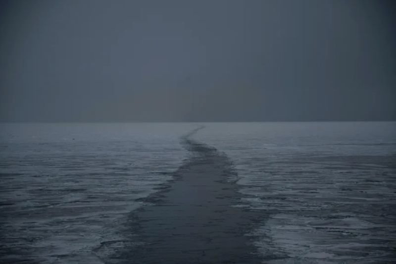 Estela de un barco científico en el hielo marino en el este de Spitzbergen, en el archipiélago de Svalbard, el 6 de abril de 2025. Olivier Morin/AFP/Getty Images