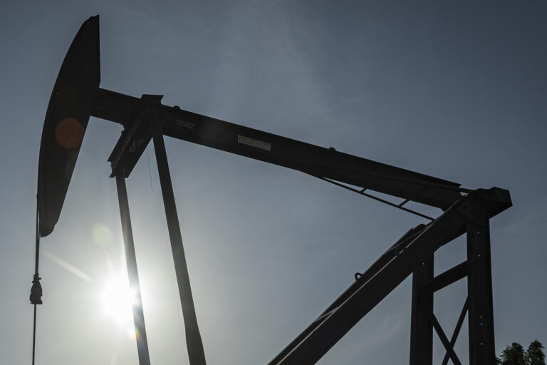 Producción de petróleo de la OPEP cae un 27,5% pero el precio del barril aumentó en 71,3%