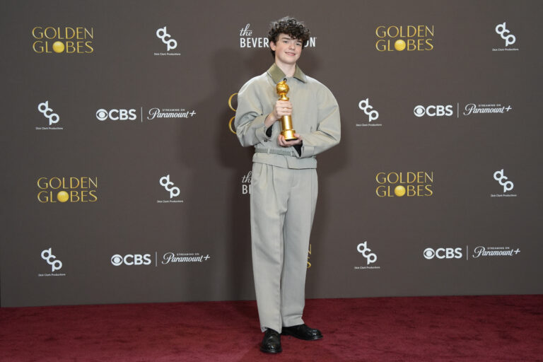 “Adolescencia” arrasó en los Globos de Oro y Owen Cooper se convirtió en el actor más joven en recibir el premio