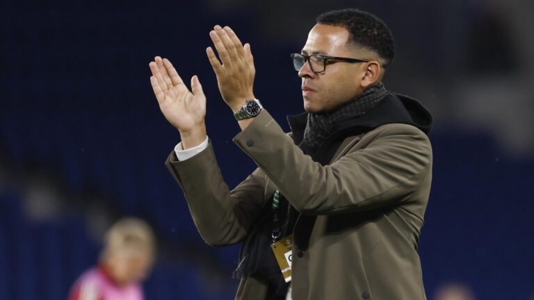 Liam Rosenior fue presentado como el nuevo entrenador del Chelsea tras la salida de Enzo Maresca