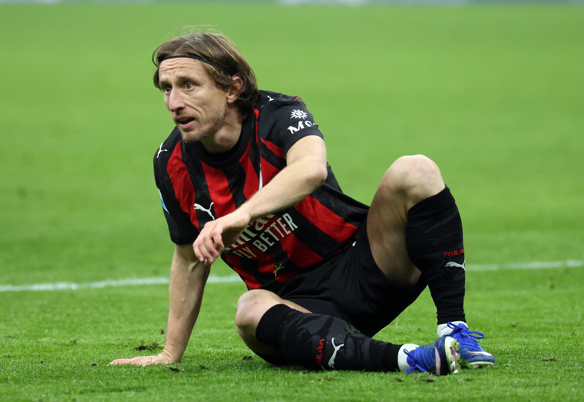  Luka Modric del AC Milan observa durante el partido de la Serie A italiana entre el AC Milan y el Genoa CFC, en Milán, Italia, el 08 de enero de 2026. (Italia, Génova) EFE/EPA/MATTEO BAZZI