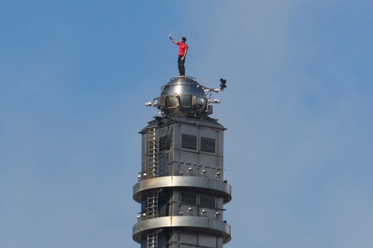 Sin cuerdas ni arnés: Alex Honnold hace historia al escalar con éxito edificio de 101 pisos en Taiwán