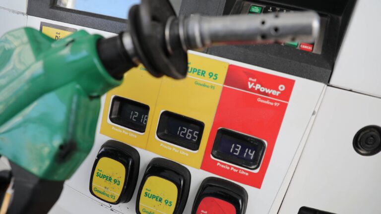 Nueva baja en bencinas: Gasolinas caen $24,3 y diésel $18,1 por litro desde este jueves