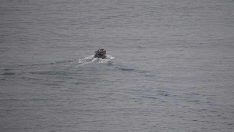 Los Lagos: Buscan a seis tripulantes desaparecidos tras hundimiento de embarcación en Estuario de Reloncaví