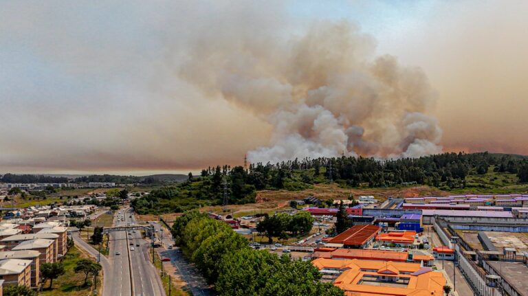 Compañías de telecomunicaciones activan medidas de emergencia por incendios forestales: Minutos libres y reposición de servicio