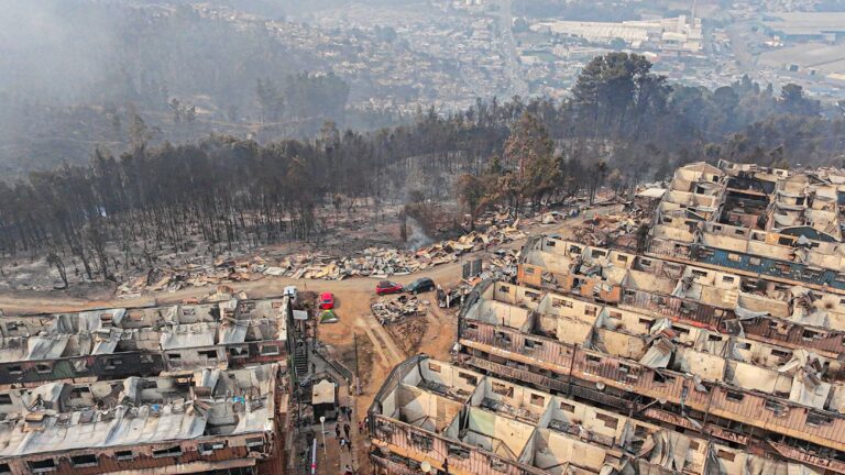 El despliegue en Lirquén para encontrar a las víctimas, una de las zonas más afectadas por los incendios