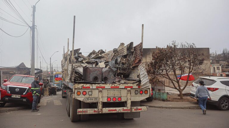 Incendios forestales: Comienzan operativos para limpieza y retiro de escombros en el Biobío