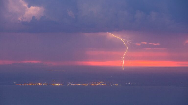 Senapred solicita a la población resguardarse por tormentas eléctricas en Tomé, Penco y Concepción