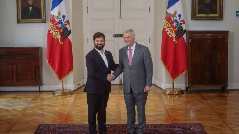 Boric y Kast se reúnen en La Moneda en medio de tensiones por transición y llamados al diálogo