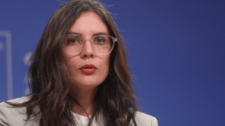 Crece tensión por Sala Cuna: Ministra Vallejo responde a críticas y asegura que “no se trata de quién promulga