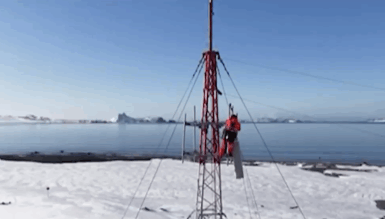 Chile consolida su presencia digital: WOM instala antena más austral de Chile en la Antártica con red 5G