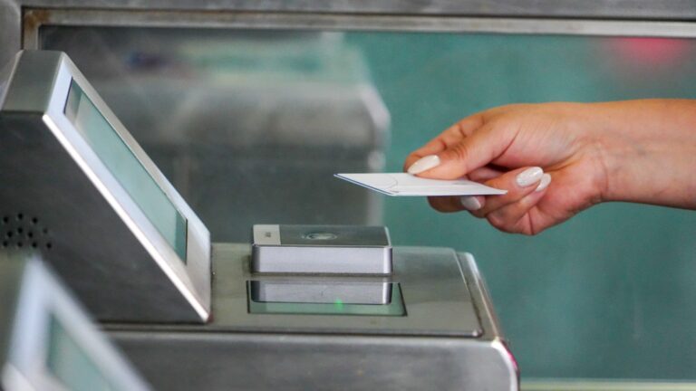 Ministerio de Transportes anunció incorporación de pago con tarjetas bancarias en Metro y Tren Nos: ¿Cómo funcionará?