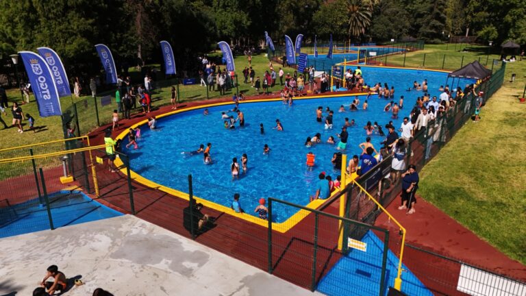 Reabren piscina del parque Quinta Normal tras años de cierre: Revisa los horarios y cómo asistir este verano