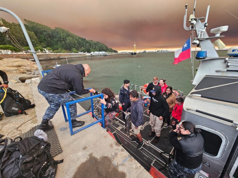Armada logra evacuar por mar a 47 personas atrapadas en Punta de Parra