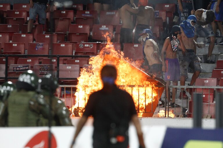 Encapuchados causan graves incidentes en el partido de la U en el Estadio Nacional